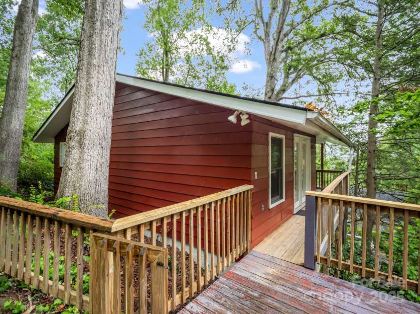6 Delano Road, Asheville, NC 28805.  MLS# CAR4287073, YatesRealty ID 30799. Entrance to Deck from Parking Area