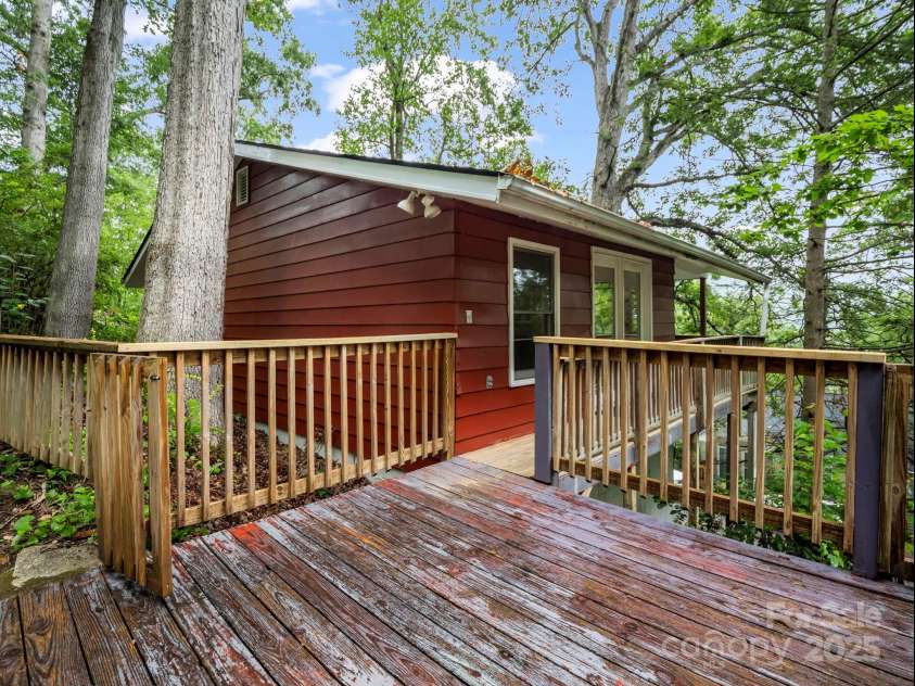 6 Delano Road, Asheville, NC 28805.  MLS# CAR4287073, YatesRealty ID 30799. Large Deck