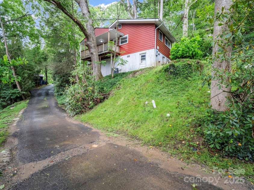6 Delano Road, Asheville, NC 28805.  MLS# CAR4287073, YatesRealty ID 30799. Make 6 N Delano Your Home Today!