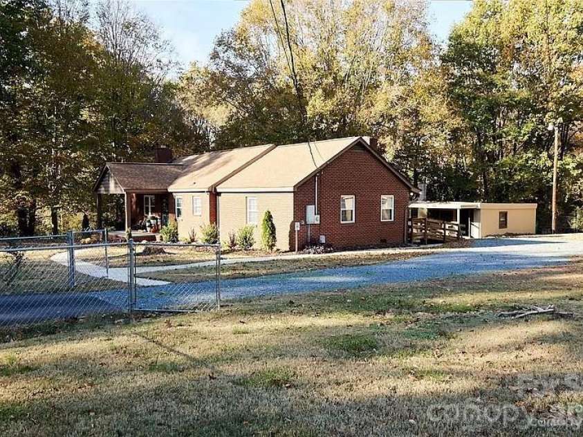 2524 Pickway Drive, Charlotte, NC 28269.  MLS# CAR4330657, YatesRealty ID 3080. Front Right Corner of Home