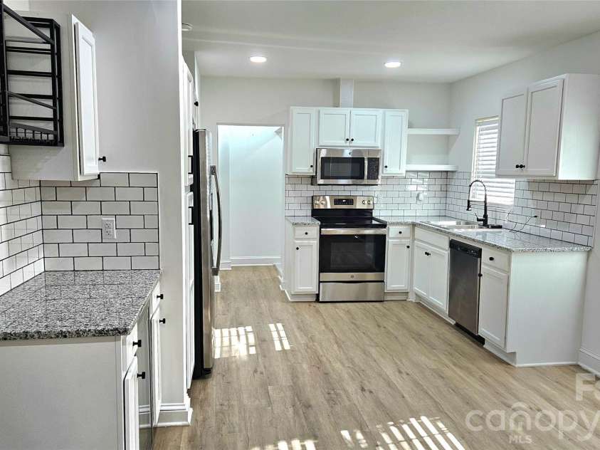 2524 Pickway Drive, Charlotte, NC 28269.  MLS# CAR4330657, YatesRealty ID 3080. Kitchen