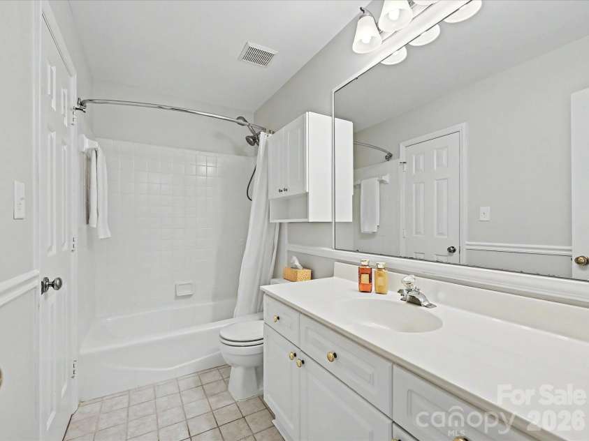3333 Colvard Park Way, Charlotte, NC 28269.  MLS# CAR4389172, YatesRealty ID 30802. 2nd Full Bath