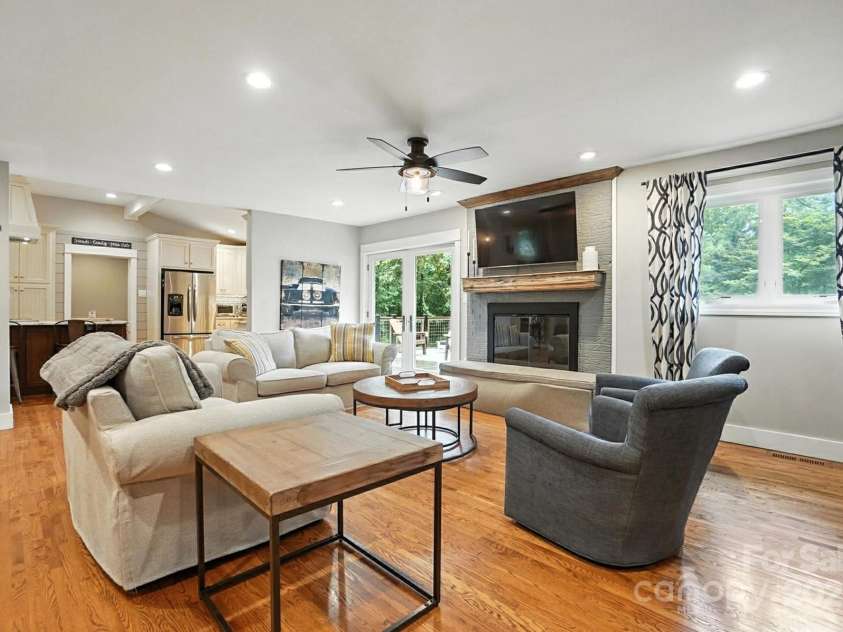 8139 Cedarbrook Drive, Charlotte, NC 28215.  MLS# CAR4273904, YatesRealty ID 30802. 