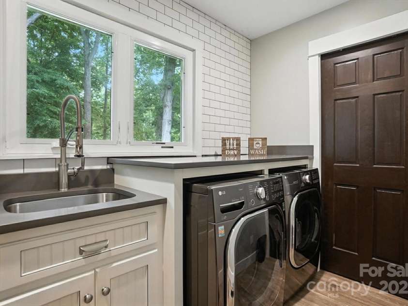 8139 Cedarbrook Drive, Charlotte, NC 28215.  MLS# CAR4273904, YatesRealty ID 30802. 