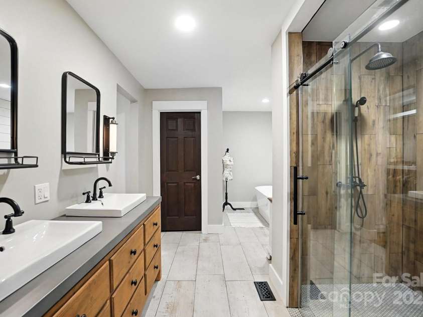 8139 Cedarbrook Drive, Charlotte, NC 28215.  MLS# CAR4273904, YatesRealty ID 30802. 