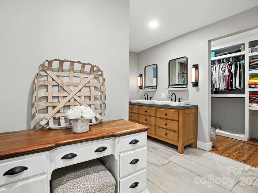 8139 Cedarbrook Drive, Charlotte, NC 28215.  MLS# CAR4273904, YatesRealty ID 30802. 