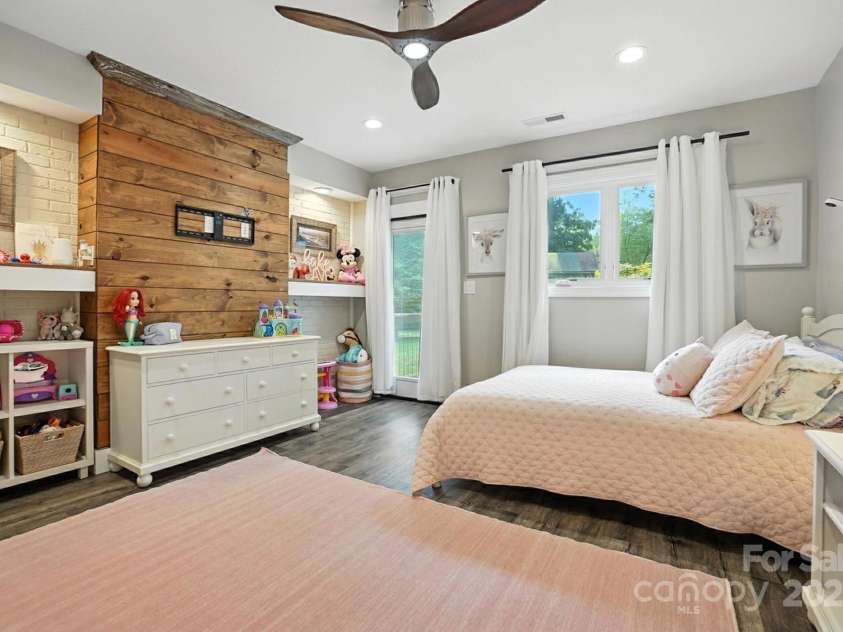 8139 Cedarbrook Drive, Charlotte, NC 28215.  MLS# CAR4273904, YatesRealty ID 30802. 