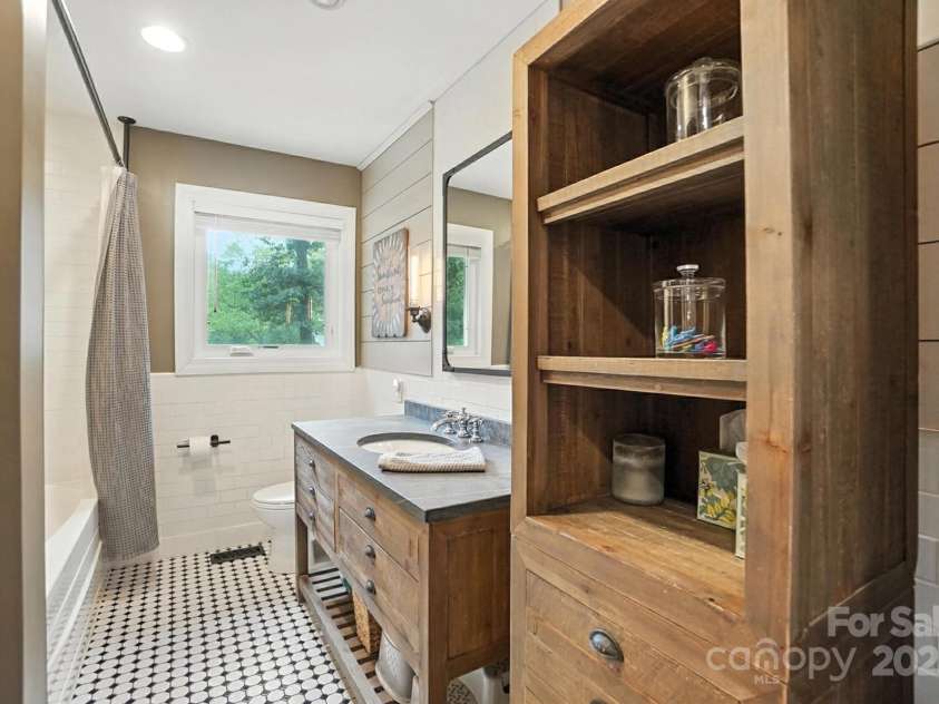 8139 Cedarbrook Drive, Charlotte, NC 28215.  MLS# CAR4273904, YatesRealty ID 30802. 