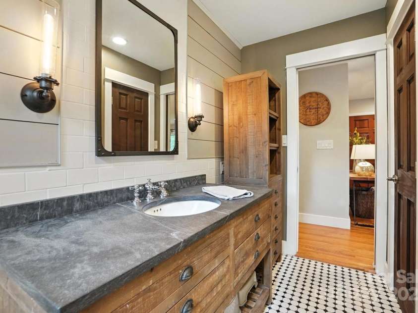8139 Cedarbrook Drive, Charlotte, NC 28215.  MLS# CAR4273904, YatesRealty ID 30802. 