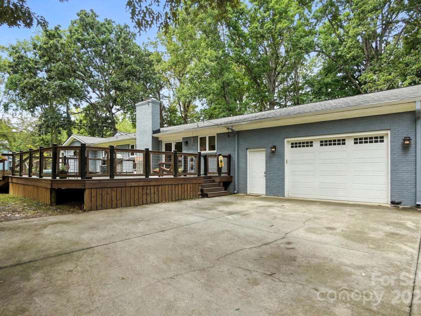 8139 Cedarbrook Drive, Charlotte, NC 28215.  MLS# CAR4273904, YatesRealty ID 30802. 