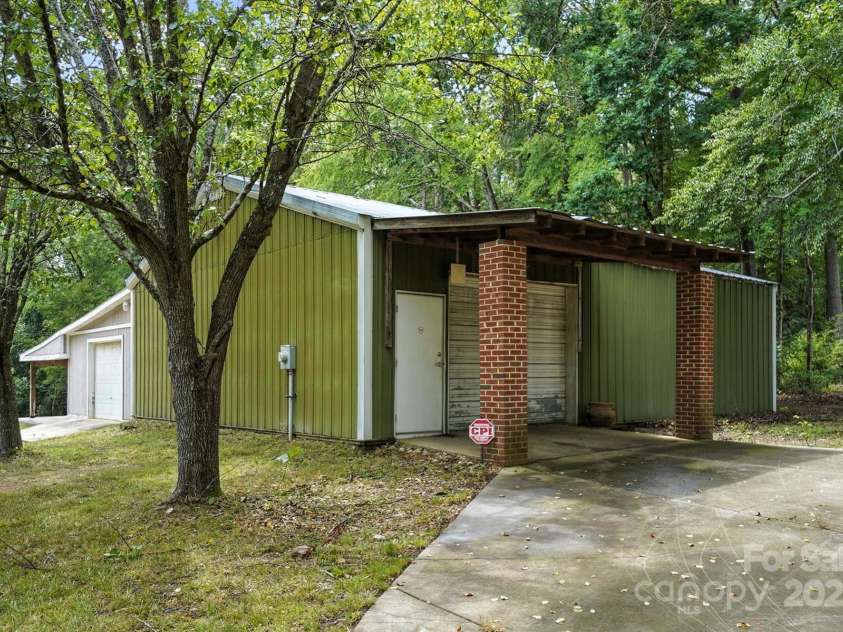 8139 Cedarbrook Drive, Charlotte, NC 28215.  MLS# CAR4273904, YatesRealty ID 30802. 