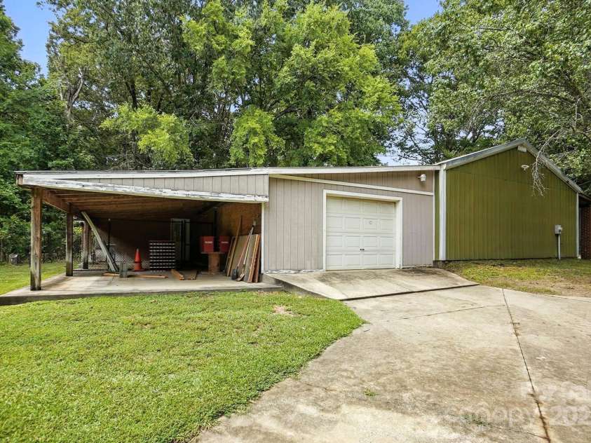 8139 Cedarbrook Drive, Charlotte, NC 28215.  MLS# CAR4273904, YatesRealty ID 30802. 