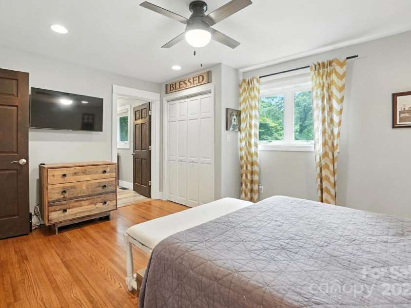 8139 Cedarbrook Drive, Charlotte, NC 28215.  MLS# CAR4273904, YatesRealty ID 30802. 