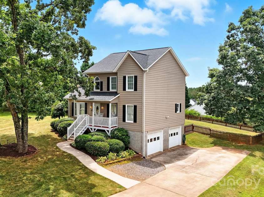 1117 Black Walnut Drive, Hickory, NC 28602.  MLS# CAR4285128, YatesRealty ID 30805. 