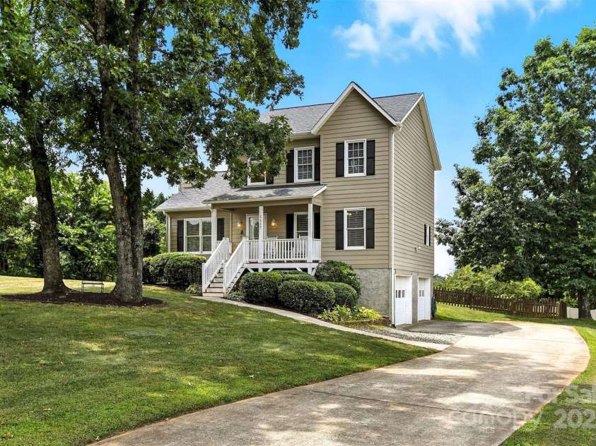 1117 Black Walnut Drive, Hickory, NC 28602.  MLS# CAR4285128, YatesRealty ID 30805. 