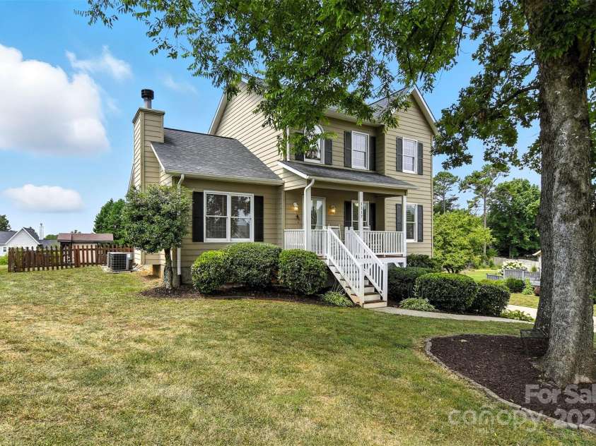1117 Black Walnut Drive, Hickory, NC 28602.  MLS# CAR4285128, YatesRealty ID 30805. 