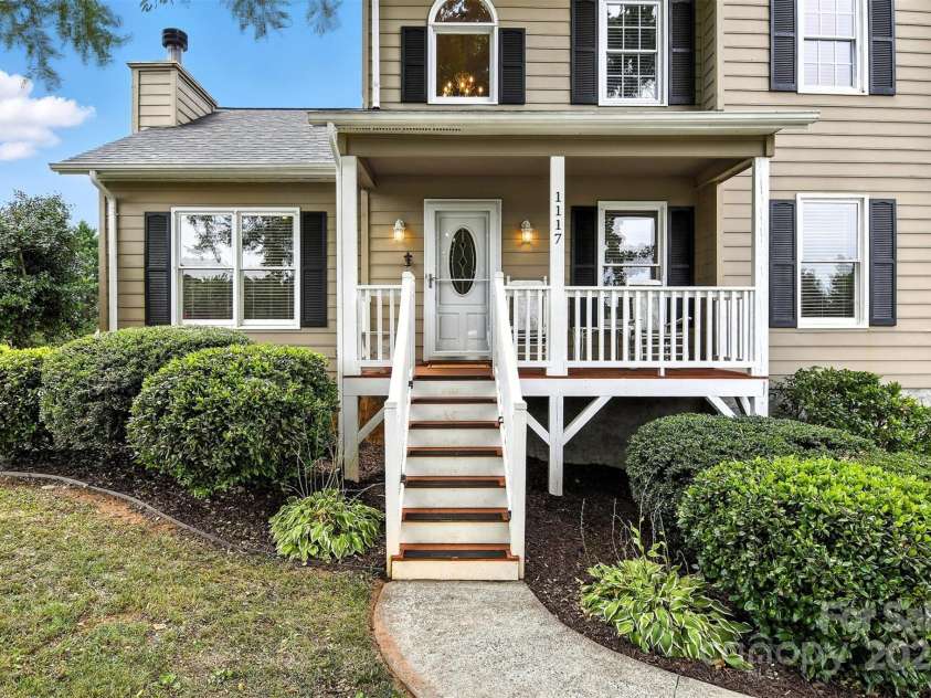 1117 Black Walnut Drive, Hickory, NC 28602.  MLS# CAR4285128, YatesRealty ID 30805. 