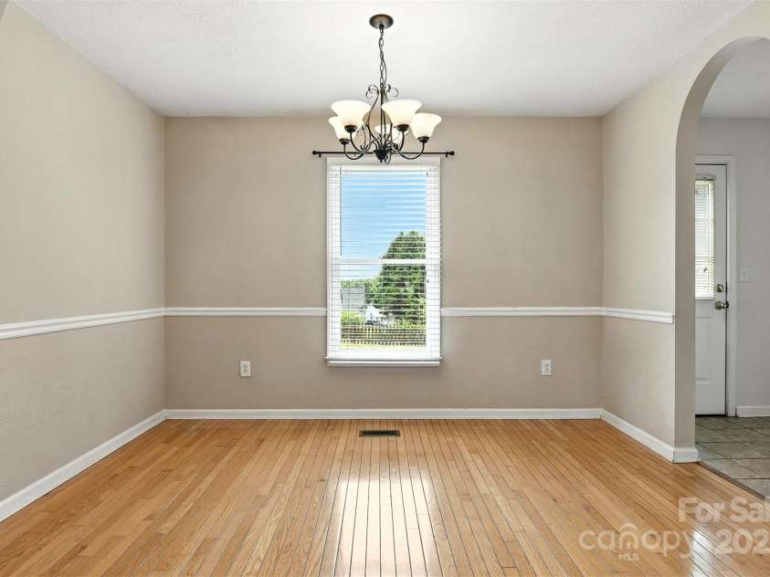 1117 Black Walnut Drive, Hickory, NC 28602.  MLS# CAR4285128, YatesRealty ID 30805. 