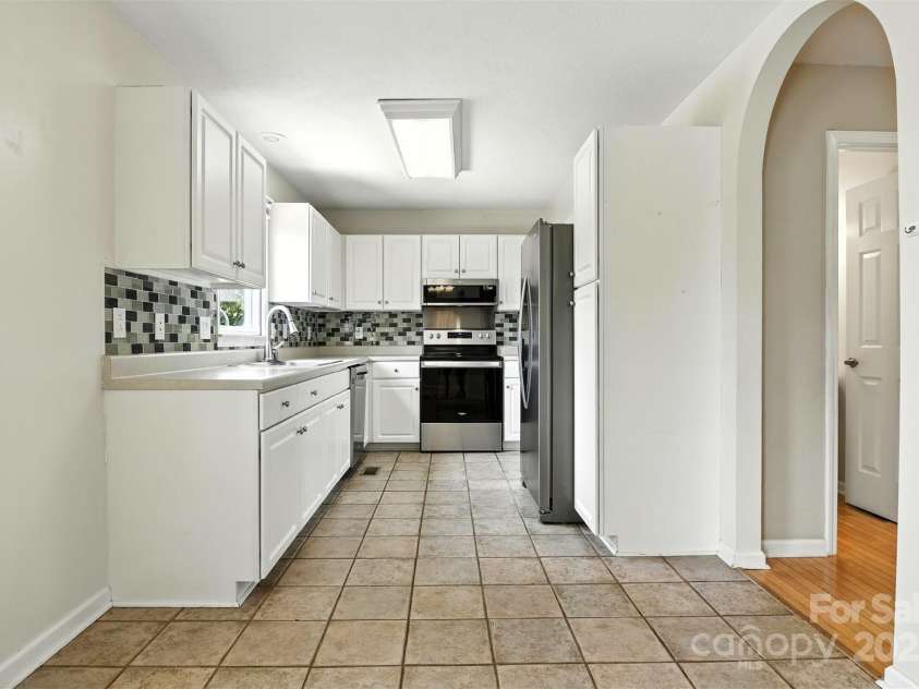 1117 Black Walnut Drive, Hickory, NC 28602.  MLS# CAR4285128, YatesRealty ID 30805. 