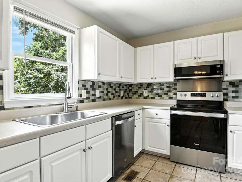 1117 Black Walnut Drive, Hickory, NC 28602.  MLS# CAR4285128, YatesRealty ID 30805. 