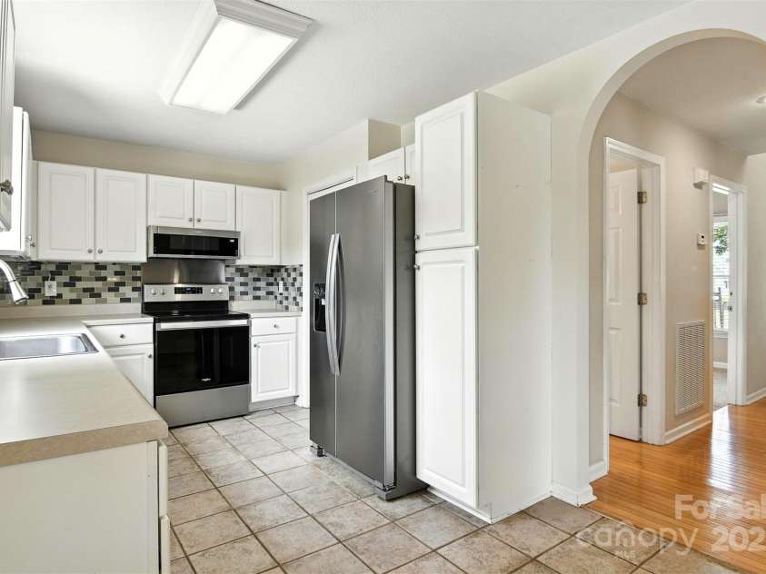 1117 Black Walnut Drive, Hickory, NC 28602.  MLS# CAR4285128, YatesRealty ID 30805. 