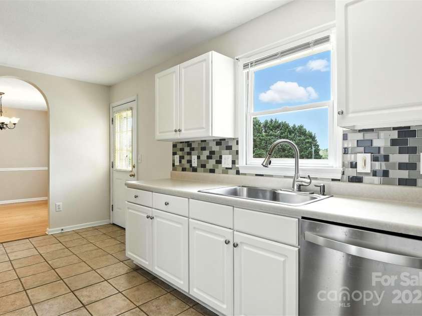 1117 Black Walnut Drive, Hickory, NC 28602.  MLS# CAR4285128, YatesRealty ID 30805. 