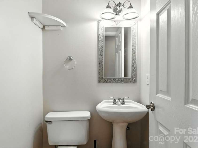 1117 Black Walnut Drive, Hickory, NC 28602.  MLS# CAR4285128, YatesRealty ID 30805. 