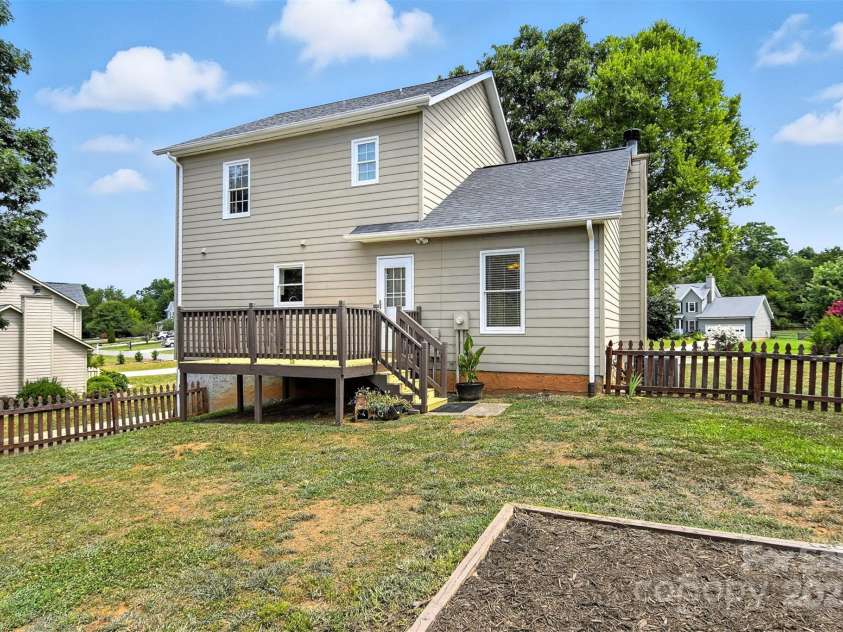 1117 Black Walnut Drive, Hickory, NC 28602.  MLS# CAR4285128, YatesRealty ID 30805. 