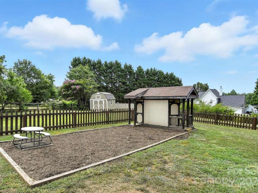 1117 Black Walnut Drive, Hickory, NC 28602.  MLS# CAR4285128, YatesRealty ID 30805. 