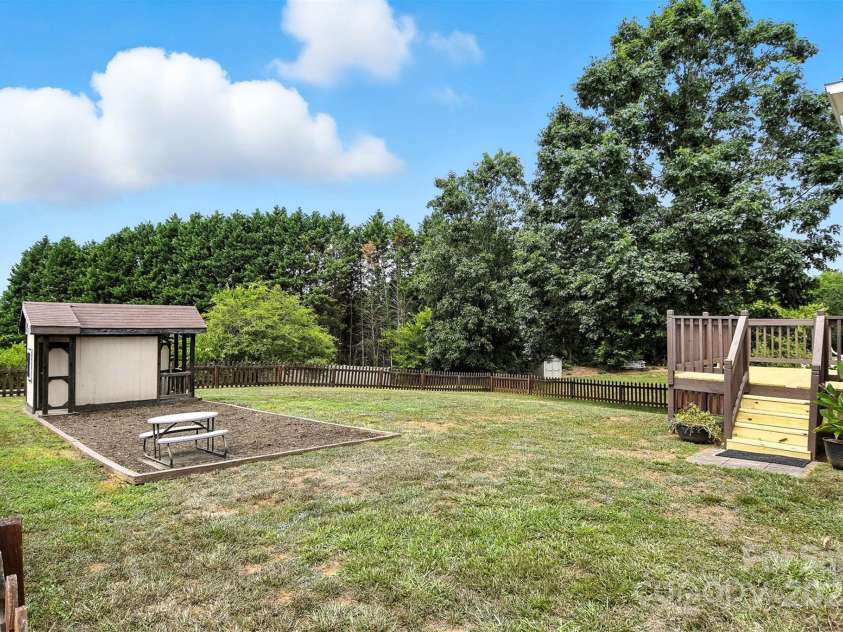 1117 Black Walnut Drive, Hickory, NC 28602.  MLS# CAR4285128, YatesRealty ID 30805. 