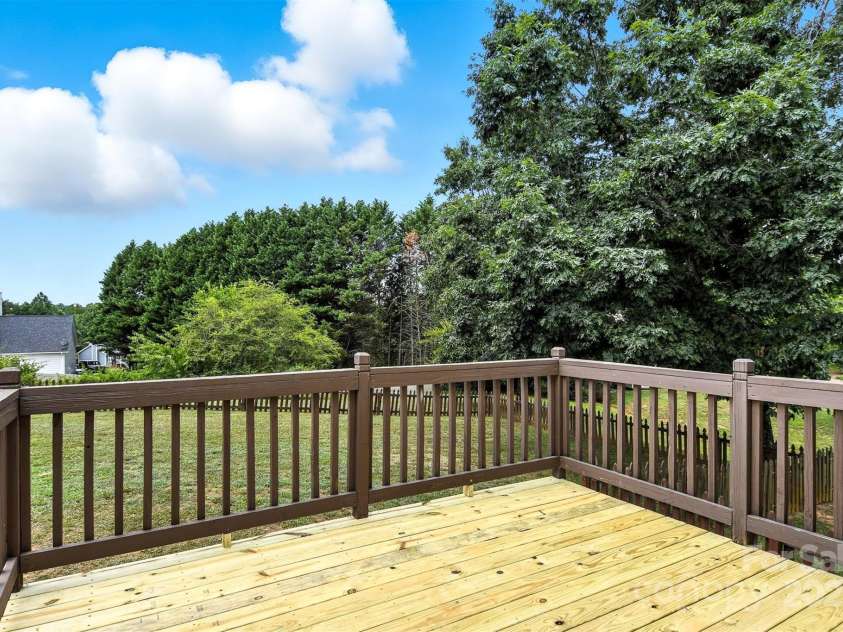 1117 Black Walnut Drive, Hickory, NC 28602.  MLS# CAR4285128, YatesRealty ID 30805. 