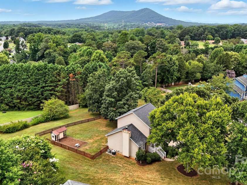 1117 Black Walnut Drive, Hickory, NC 28602.  MLS# CAR4285128, YatesRealty ID 30805. 
