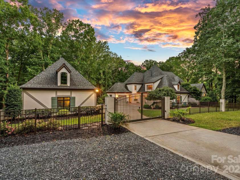 10300 Sweetleaf Place, Charlotte, NC 28278.  MLS# CAR4261282, YatesRealty ID 30809. 