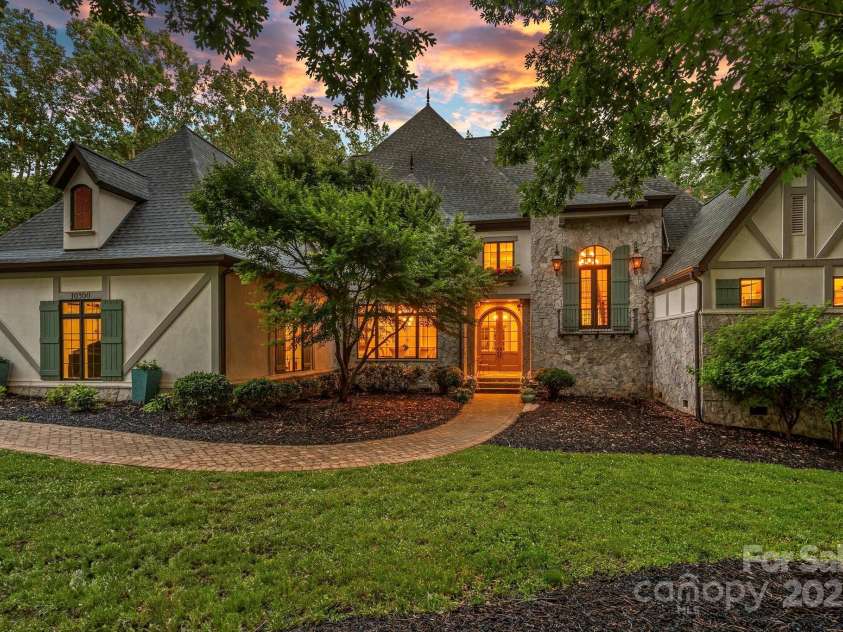 10300 Sweetleaf Place, Charlotte, NC 28278.  MLS# CAR4261282, YatesRealty ID 30809. 