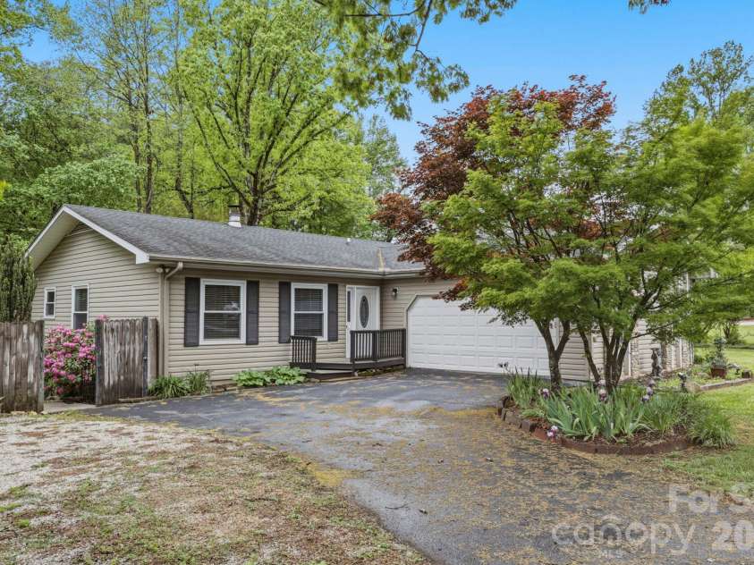 25 Norman Road, Fletcher, NC 28732.  MLS# CAR4278825, YatesRealty ID 3081. 