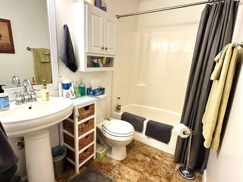 25 Norman Road, Fletcher, NC 28732.  MLS# CAR4278825, YatesRealty ID 3081. Full bath off of hallway.
