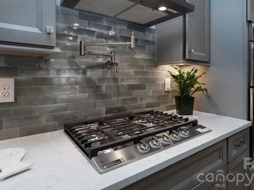 5124 Silver Trace Lane, Denver, NC 28037.  MLS# CAR4382264, YatesRealty ID 30810. Gas cooktop