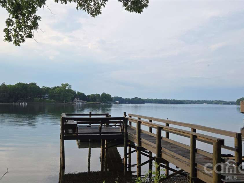 565 Bonum Road, Lake Wylie, SC 29710.  MLS# CAR4391525, YatesRealty ID 30811. Stationary dock with float dock attachment offers flexibility. 