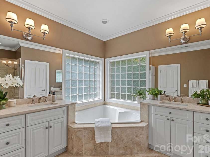 3124 Rhett Butler Place, Charlotte, NC 28270.  MLS# CAR4384356, YatesRealty ID 30812. Primary Bath