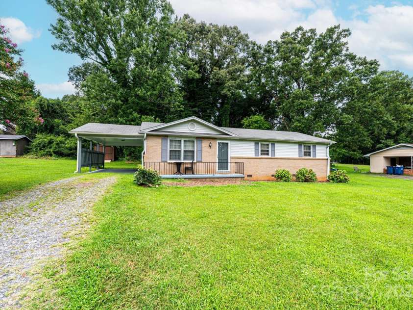 2131 24th Street, Hickory, NC 28601.  MLS# CAR4284505, YatesRealty ID 30815. 