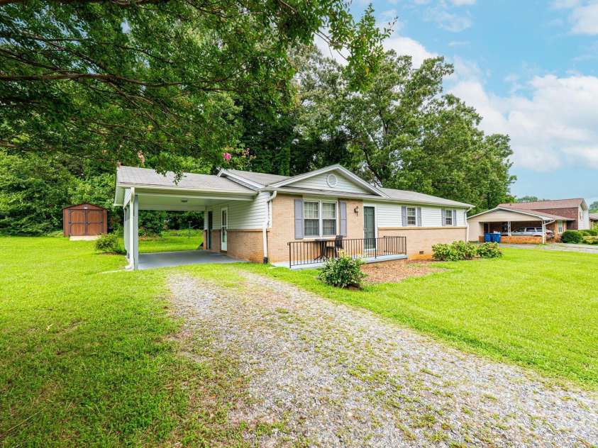 2131 24th Street, Hickory, NC 28601.  MLS# CAR4284505, YatesRealty ID 30815. 