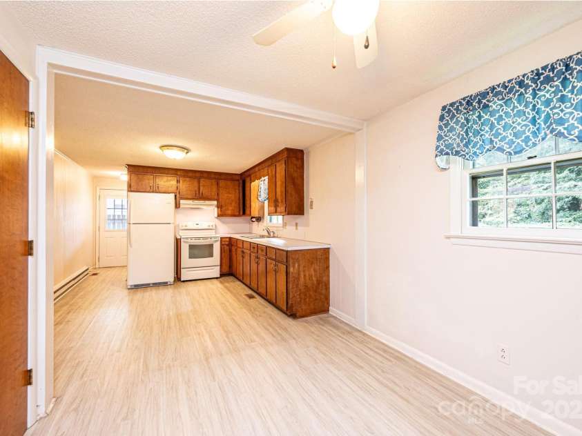 2131 24th Street, Hickory, NC 28601.  MLS# CAR4284505, YatesRealty ID 30815. 