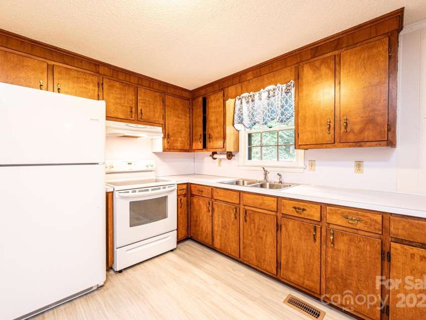 2131 24th Street, Hickory, NC 28601.  MLS# CAR4284505, YatesRealty ID 30815. 