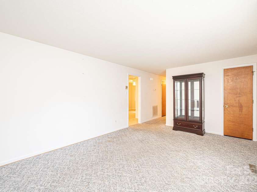 2131 24th Street, Hickory, NC 28601.  MLS# CAR4284505, YatesRealty ID 30815. 