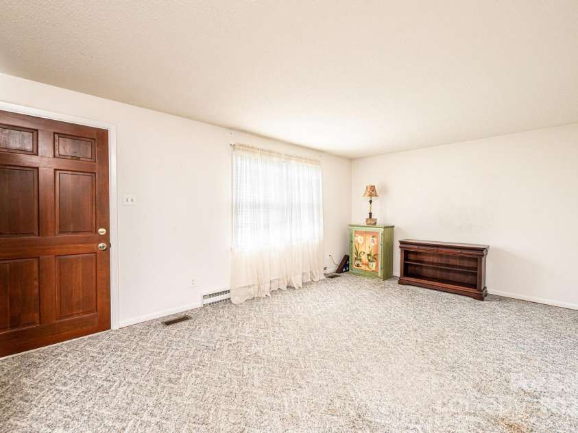 2131 24th Street, Hickory, NC 28601.  MLS# CAR4284505, YatesRealty ID 30815. 