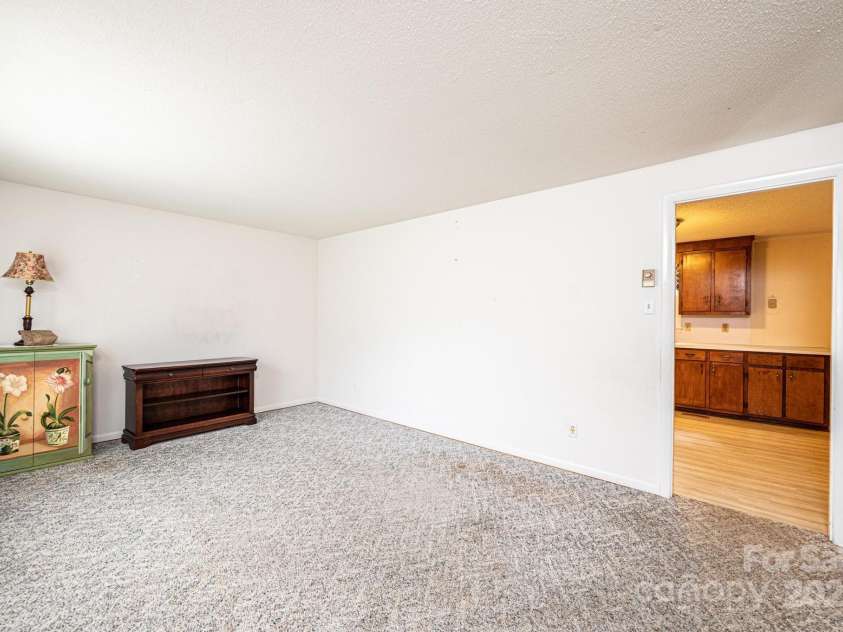 2131 24th Street, Hickory, NC 28601.  MLS# CAR4284505, YatesRealty ID 30815. 