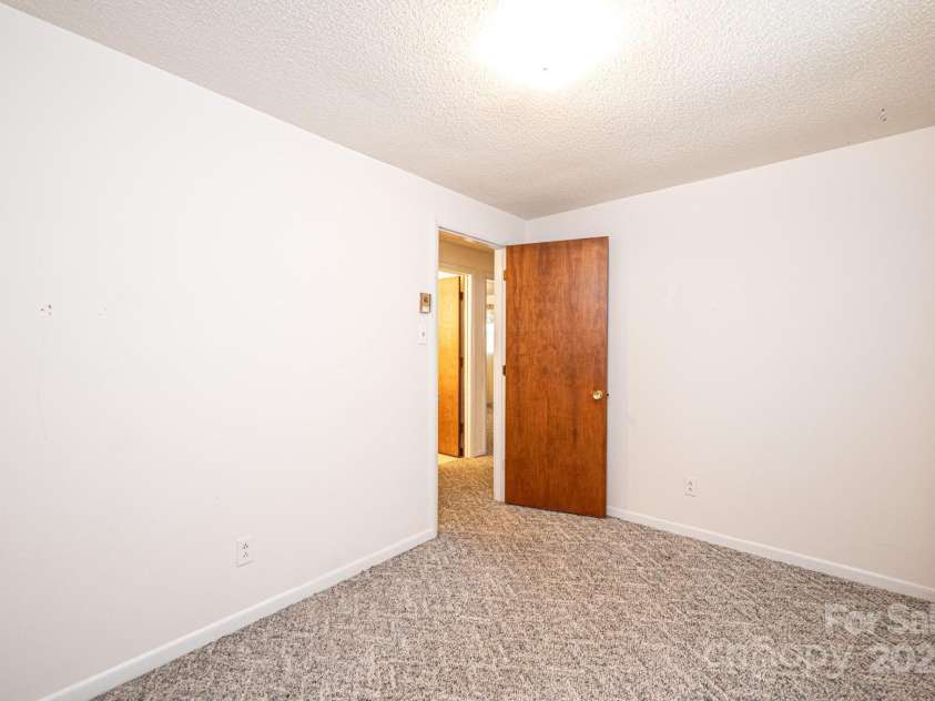 2131 24th Street, Hickory, NC 28601.  MLS# CAR4284505, YatesRealty ID 30815. 