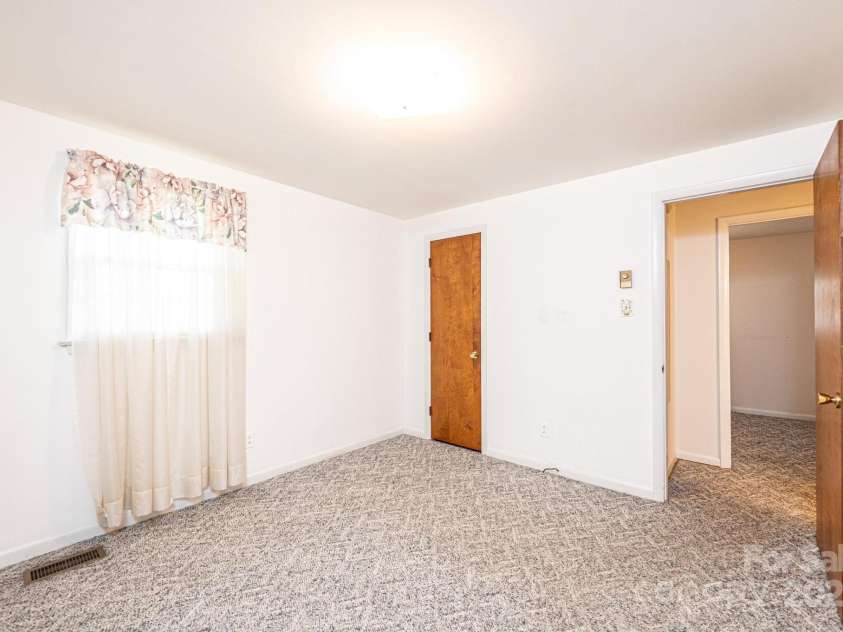 2131 24th Street, Hickory, NC 28601.  MLS# CAR4284505, YatesRealty ID 30815. 