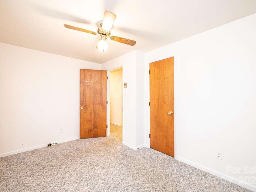 2131 24th Street, Hickory, NC 28601.  MLS# CAR4284505, YatesRealty ID 30815. 