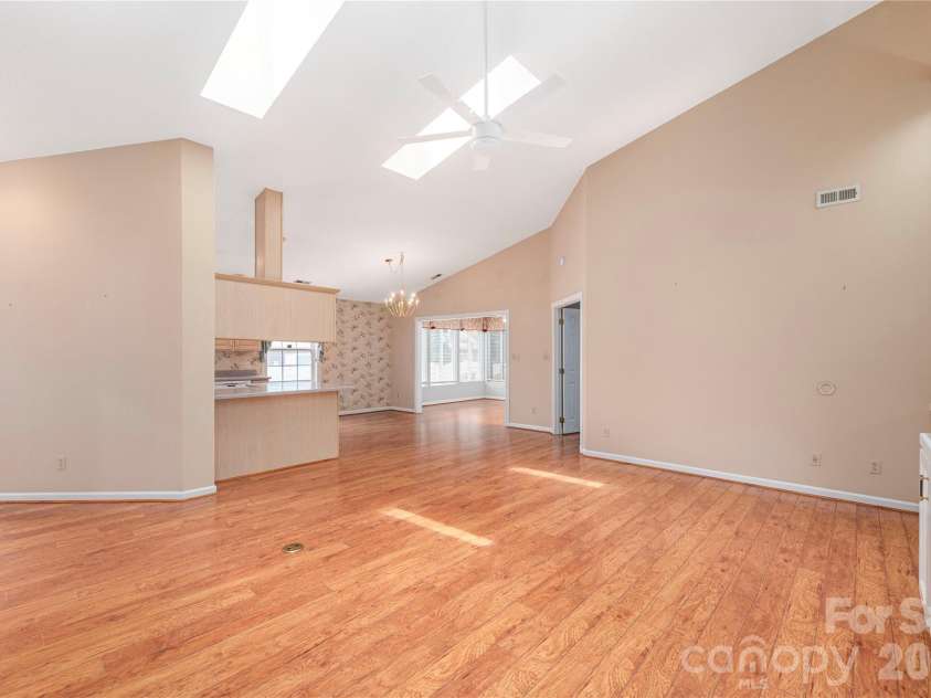 11 Heather Way, Candler, NC 28715.  MLS# CAR4381807, YatesRealty ID 30816. 